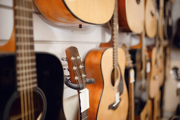 Egy Sor Akusztikus Gitár Bemutatón Zeneboltban Senki Válogatás Hangszerboltban Zenészek — Stock Fotó