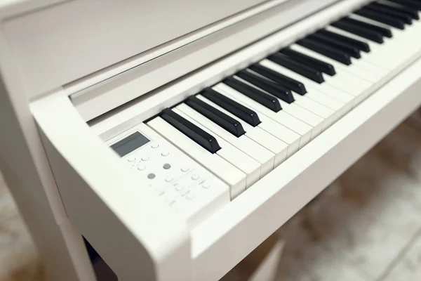 音楽ストアのホワイトデジタルピアノ キーボードのクローズアップビュー 楽器店の盛り合わせ 音楽家や演奏家のためのプロの機器 — ストック写真