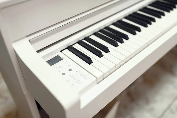 Vit Digital Piano Musikaffär Närbild Tangentbordet Ingen Sortiment Instrumentbutik Professionell — Stockfoto