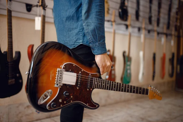 Jongeman Met Elektrische Gitaar Muziekwinkel Assortiment Muziekinstrumentenwinkel Mannelijke Muzikant Die — Stockfoto