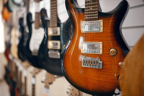 Linhas Guitarras Elétricas Vitrine Loja Música Ninguém Sortimento Loja Instrumentos — Fotografia de Stock