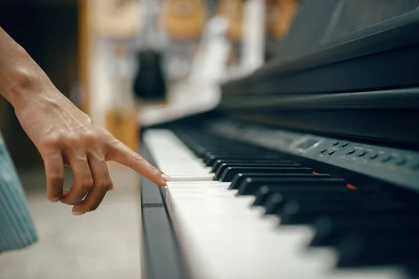Jonge Vrouw Die Digitale Piano Kiest Muziekwinkel Assortiment Muziekinstrumentenwinkel Vrouwelijke — Stockfoto