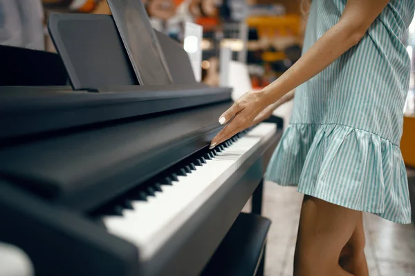 Jonge Vrouw Die Digitale Piano Kiest Muziekwinkel Assortiment Muziekinstrumentenwinkel Vrouwelijke — Stockfoto