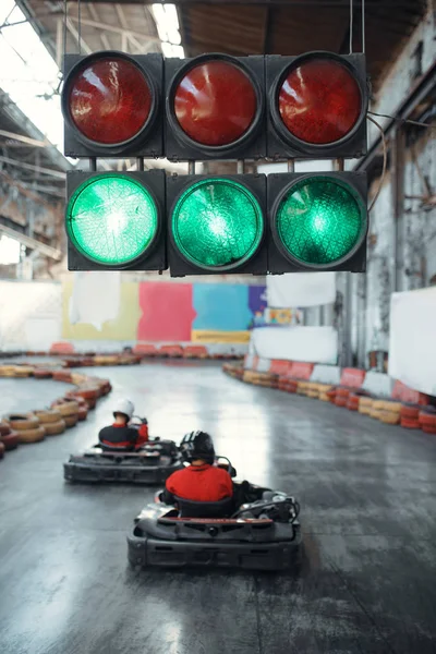 Két Kart Versenyző Indul Verseny Zöld Közlekedési Lámpa Visszapillantás Gokart — Stock Fotó