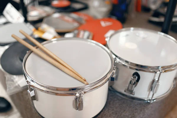 Witte Drums Drumsticks Vitrine Muziekwinkel Close Zicht Niemand Assortiment Muziekinstrumentenwinkel — Stockfoto