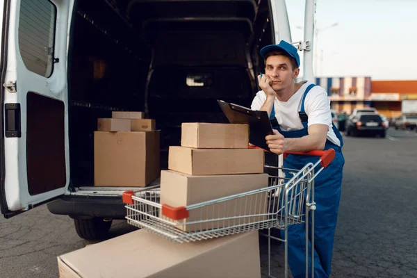 Entregador Uniforme Mantém Carrinho Com Caixas Carro Com Encomendas Serviço — Fotografia de Stock