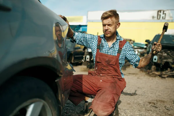 Reparaturmann Arbeitet Mit Hammer Auf Auto Schrottplatz Autoschrott Fahrzeugschrott Automüll — Stockfoto