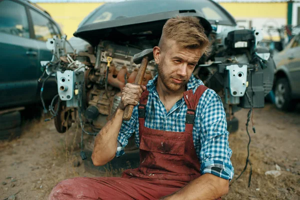 Homem Reparador Sentado Chão Ferro Velho Carro Sucata Automóveis Sucata — Fotografia de Stock