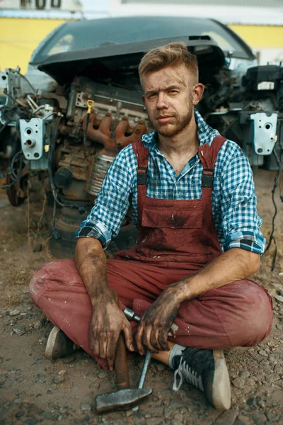 Homme Réparateur Assis Sur Sol Sur Casse Voiture Ferraille Automobile — Photo