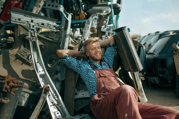 Άντρας Επισκευαστής Χαλαρώνει Μάντρα Αυτοκινήτων Την Καλοκαιρινή Μέρα Απορρίμματα Αυτοκινήτων — Φωτογραφία Αρχείου