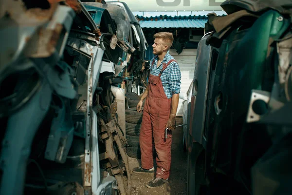Kirli Erkek Tamirci Araba Hurdalığından Yedek Parça Seçiyor Otomobil Hurdası — Stok fotoğraf