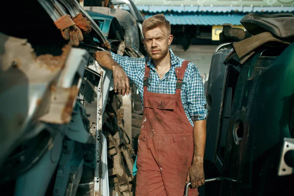 Ein Männlicher Reparaturarbeiter Posiert Auf Einem Schrottplatz Autoschrott Fahrzeugschrott Automüll — Stockfoto
