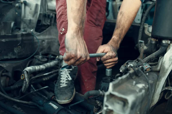 Hombre Reparador Trata Desenroscar Pieza Depósito Chatarra Del Coche Desechos — Foto de Stock