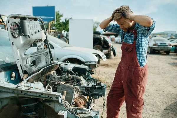愤怒的男性修理工在汽车垃圾场工作 汽车废料 车辆垃圾 汽车垃圾 损坏和压碎的运输 — 图库照片