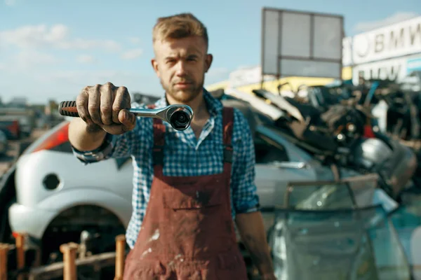 Hombre Reparador Muestra Llave Inglesa Desguace Del Coche Desechos Autos — Foto de Stock