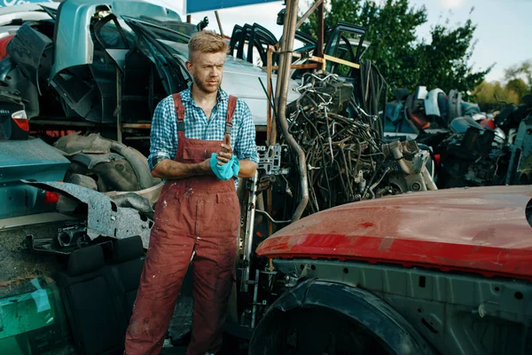 Homem Reparador Com Toalha Ferro Velho Carro Sucata Automóveis Sucata — Fotografia de Stock