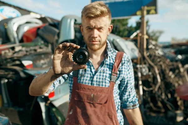 Mecânico Masculino Mostra Carro Engrenagem Ferro Velho Sucata Automóveis Sucata — Fotografia de Stock