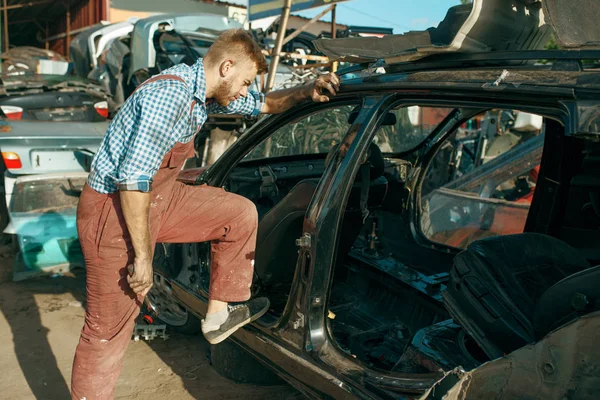 Manlig Mekaniker Demonterar Bilen Skroten Bilskrot Fordonsskräp Bilskräp Övergiven Skadad — Stockfoto