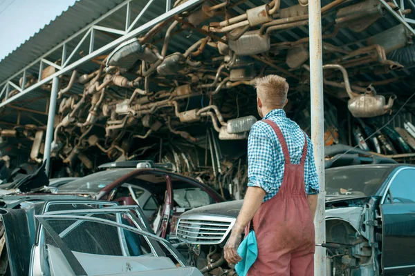 Męski Mechanik Przy Stercie Samochodów Złomowisku Złom Samochodowy Złom Samochodowy — Zdjęcie stockowe