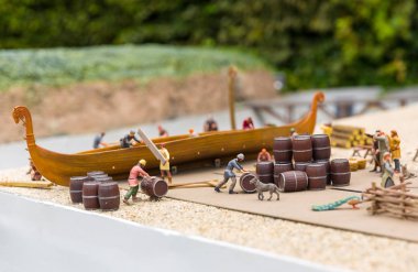 Viking yerleşim alanı, açık hava, gemi yapımı, Avrupa. Antik Avrupa köyü, ortaçağ İskandinavya, geleneksel İskandinav mimarisi, diyorama