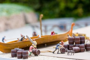 Viking yerleşim alanı, açık hava, gemi inşaatçıları, Avrupa. Antik Avrupa köyü, ortaçağ İskandinavya, geleneksel İskandinav mimarisi, diyorama