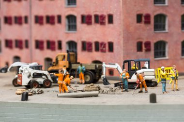 İnşaat alanı, makineler ve inşaatçılar, minyatür manzara, Avrupa. Mini figürler nesneleri yüksek çözünürlükte, gerçekçi olarak diyorama