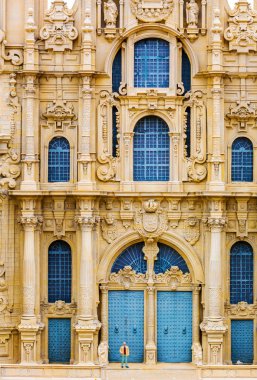 Eski binanın ön cephesinde bir turist, dışarıda minyatür bir manzara, Avrupa. Mini figürler nesneleri yüksek çözünürlükte, gerçekçi olarak diyorama, oyuncak modeli