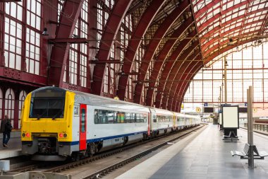 Tren istasyonunda tren, Avrupa 'da seyahat. Avrupa demiryolları, konforlu turizm ve seyahat 