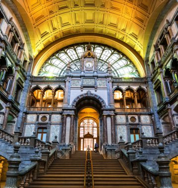 Avrupa 'daki eski tren istasyonu binası. Avrupa demiryolları, konforlu turizm ve seyahat