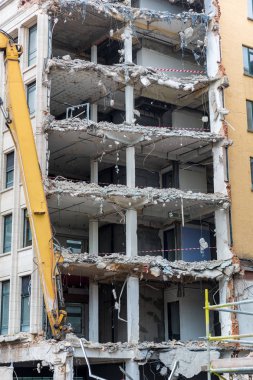 İnşaat alanı, eski Avrupa şehrinde ev yıkımı. Crane şehir merkezinde şehir mühendisliğinde çalışıyor.