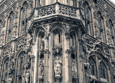 Eski Avrupa kasabasında heykellerin olduğu eski bir bina cephesi. Yaz turizmi ve seyahatler, Avrupa 'nın ünlü simgeleri, seyahat için popüler yerler