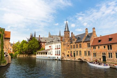 Avrupa 'nın eski turistik kasabasında nehir kanalında yürüyen teknede turistler. Antik Avrupa kenti, ünlü seyahat ve turizm yeri, geleneksel mimari