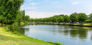 Eski Avrupa kasabasında gölü olan bir park. Yaz turizmi ve seyahatleri, ünlü Avrupa tarihi yerleri, turistler için popüler yerler