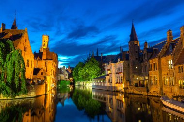 Belçika, Brugge, nehirde taş binaları, gece görüşü, camsı su yüzeyi olan antik Avrupa kasabası. Turizm ve seyahatler, Avrupa 'nın ünlü simgeleri, popüler yerler, Batı Flanders