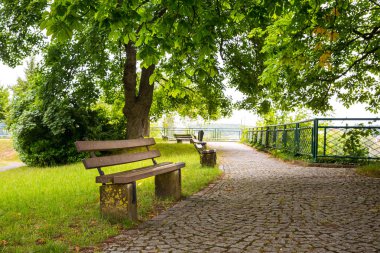 Yeşil parktaki banklar, eski Avrupa kasabası, hiç kimse. Yaz turizmi ve seyahatleri, ünlü Avrupa tarihi yerleri, turistler için popüler yerler