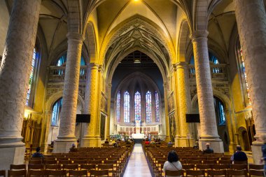 Avrupa 'daki eski tapınak salonunda hizmet. Antik Avrupa mimarisi ve tarzı, seyahat ve turizm için ünlü yerler, tarihi miras