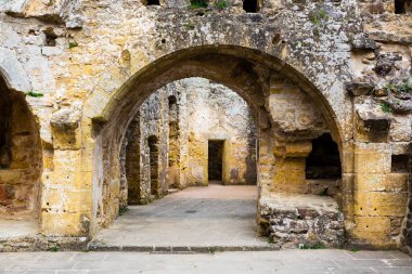 Eski kale harabeleri, antik taş bina cephesi. Avrupa mimarisi, ortaçağ kasabası, turizm ve seyahat için ünlü yerler