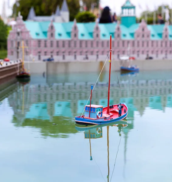 Rybář Rybářské Lodi Miniaturní Scéna Venku Evropa Mini Figurky Vysokým — Stock fotografie