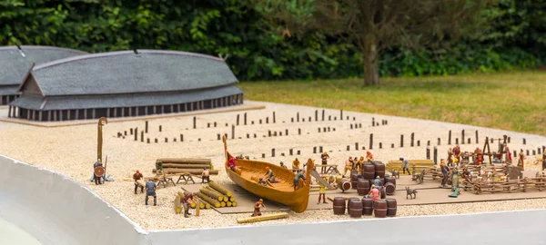 バイキング決済ミニチュア屋外 ボートの建物 ヨーロッパ 古代ヨーロッパの村 中世スカンディナヴィア 伝統的なスカンディナヴィア建築 ジオラマ — ストック写真