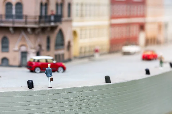 Pessoa Masculina Com Pasta Andando Cais Cena Miniatura Livre Europa — Fotografia de Stock