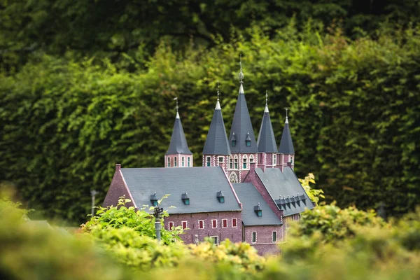 古城堡有许多塔 周围绿油油的 户外的微型场景 具有高度吸引物体的迷你人物 现实的全景图 玩具模型 — 图库照片