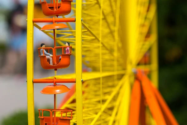 Couple Amoureux Chevauchant Une Roue Ferris Scène Miniature Plein Air — Photo