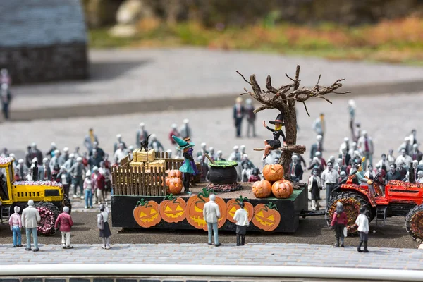 Lidé Slaví Halloween Městské Ulici Dýně Čarodějnice Kočáře Miniaturní Scéna — Stock fotografie