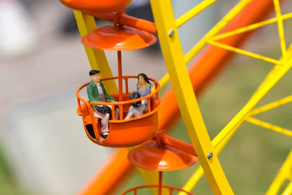 Couple Amoureux Chevauchant Une Roue Ferris Scène Miniature Plein Air — Photo