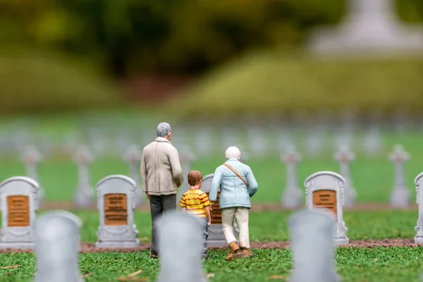 Människor Besöker Kyrkogården Gravstenar Och Grönt Gräs Miniatyr Scen Utomhus — Stockfoto