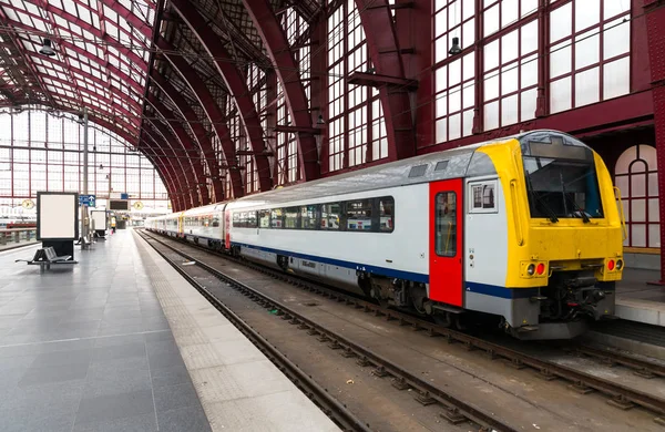 Treno Sulla Piattaforma Della Stazione Ferroviaria Viaggiare Europa Trasporti Ferroviari — Foto Stock