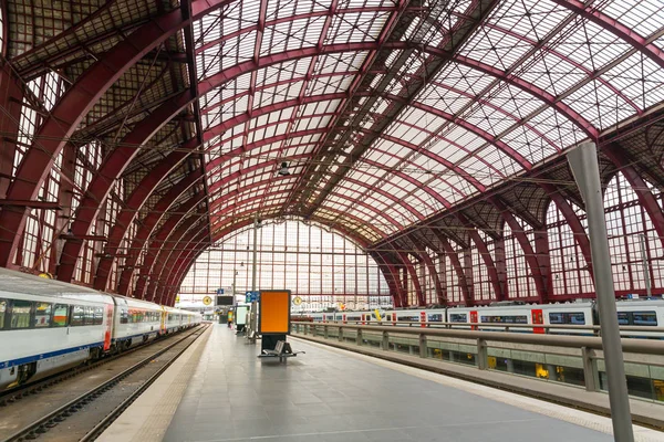 Τρένο Στην Πλατφόρμα Του Σιδηροδρομικού Σταθμού Κανείς Ταξιδεύουν Στην Ευρώπη — Φωτογραφία Αρχείου