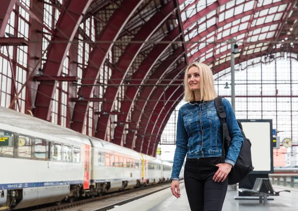 Женщина Туристка Рюкзаком Ждет Поезд Железнодорожной Платформе Путешествует Европе Транспорт — стоковое фото