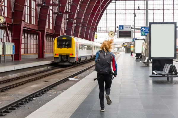 Turista Donna Con Zaino Esecuzione Treno Sulla Piattaforma Stazione Ferroviaria — Foto Stock