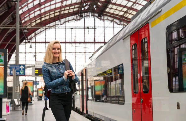 Női Turista Hátizsákkal Várja Vonatot Pályaudvaron Utazik Európában Európai Vasúton — Stock Fotó